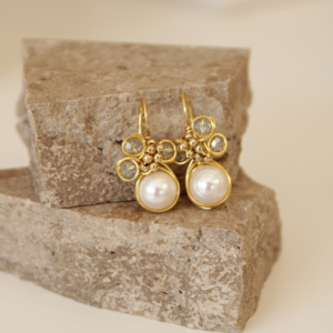Arete de perla con aplicación