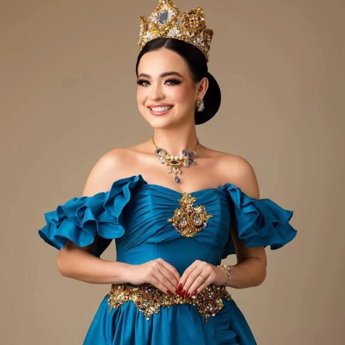 Reina con collar de cristales y perlas y aretes hechos por Flor de Agua