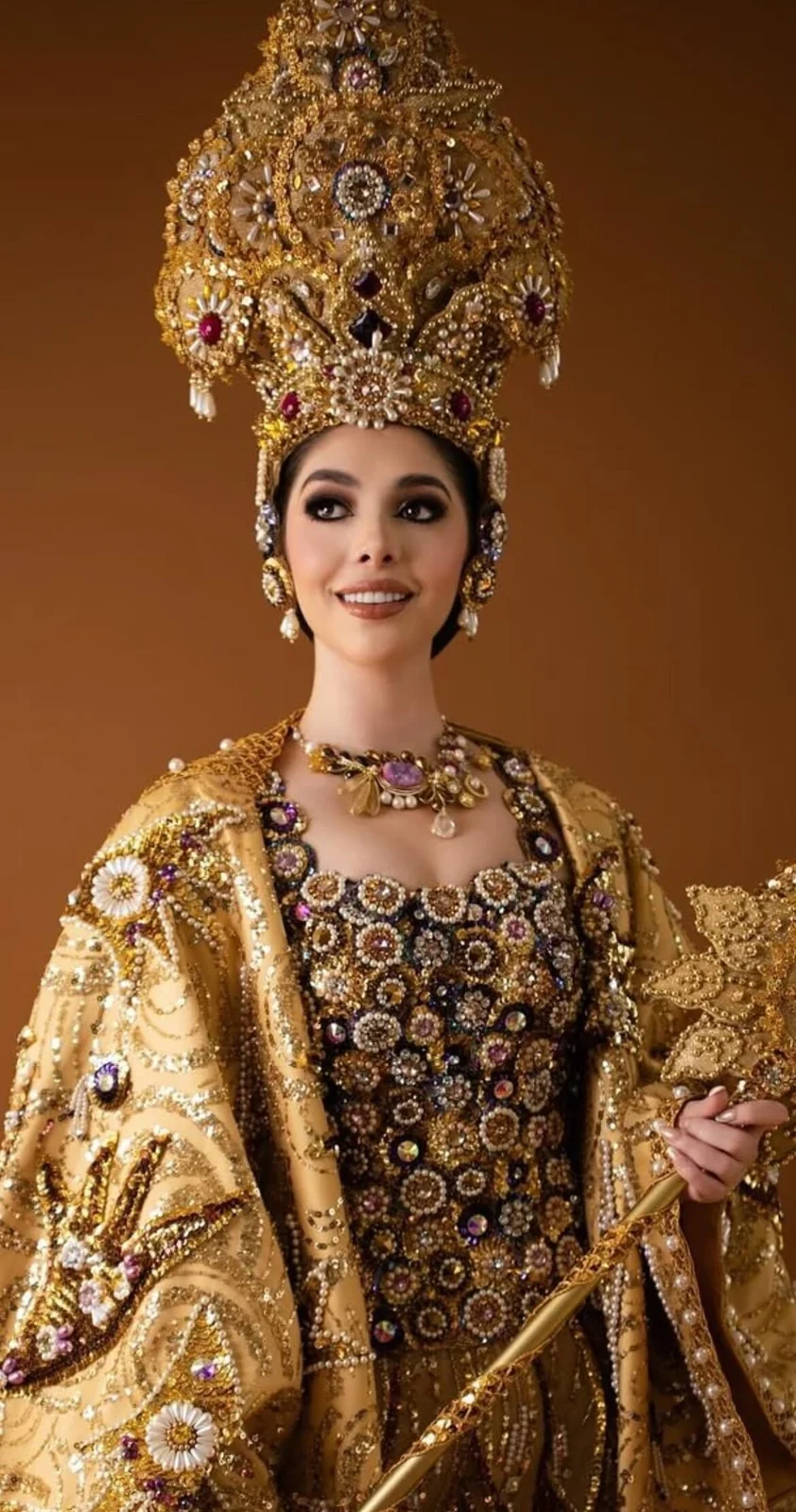 Reina de carnaval con collar y aretes hechos por Flor de Agua