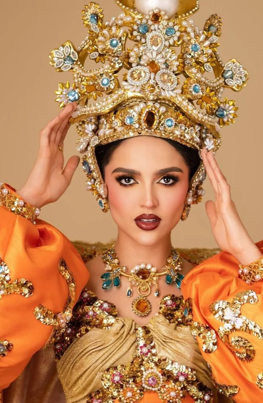Reina de carnaval con gargantilla de cristales y aretes hechos por Flor de Agua