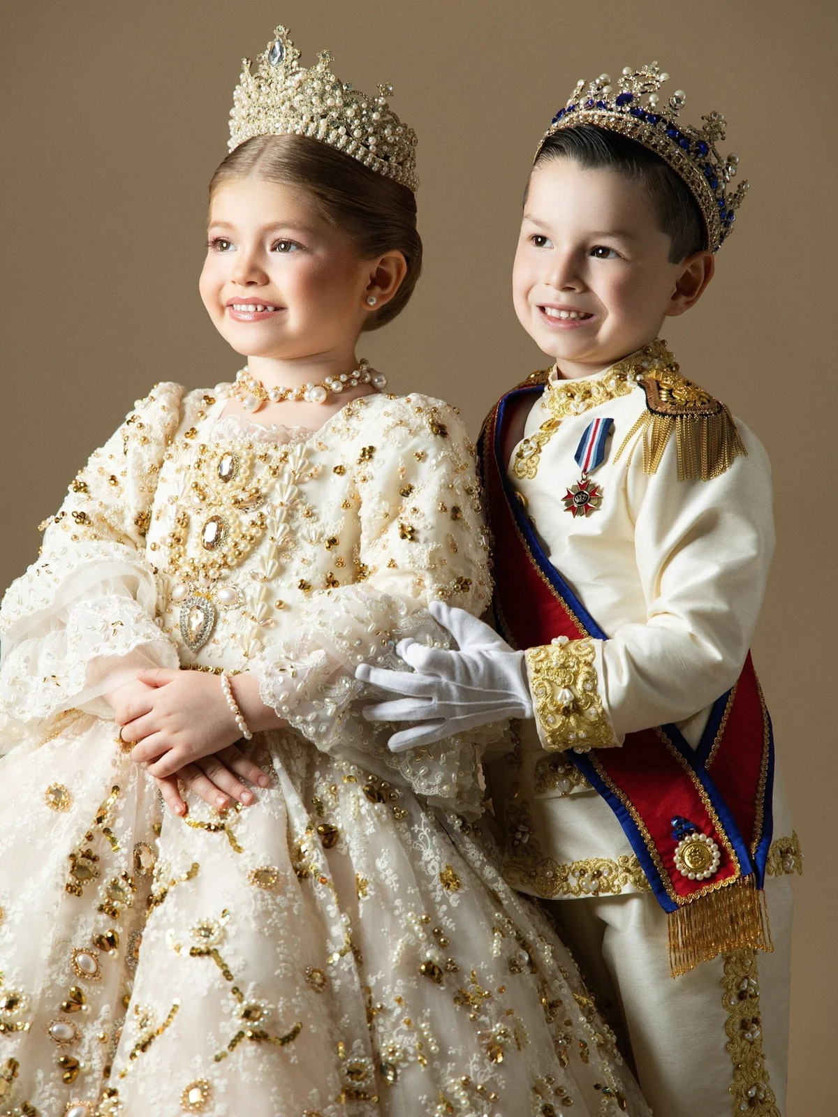 Reina y rey infantiles con collar, pulsera y aretes de perla de Flor de Agua