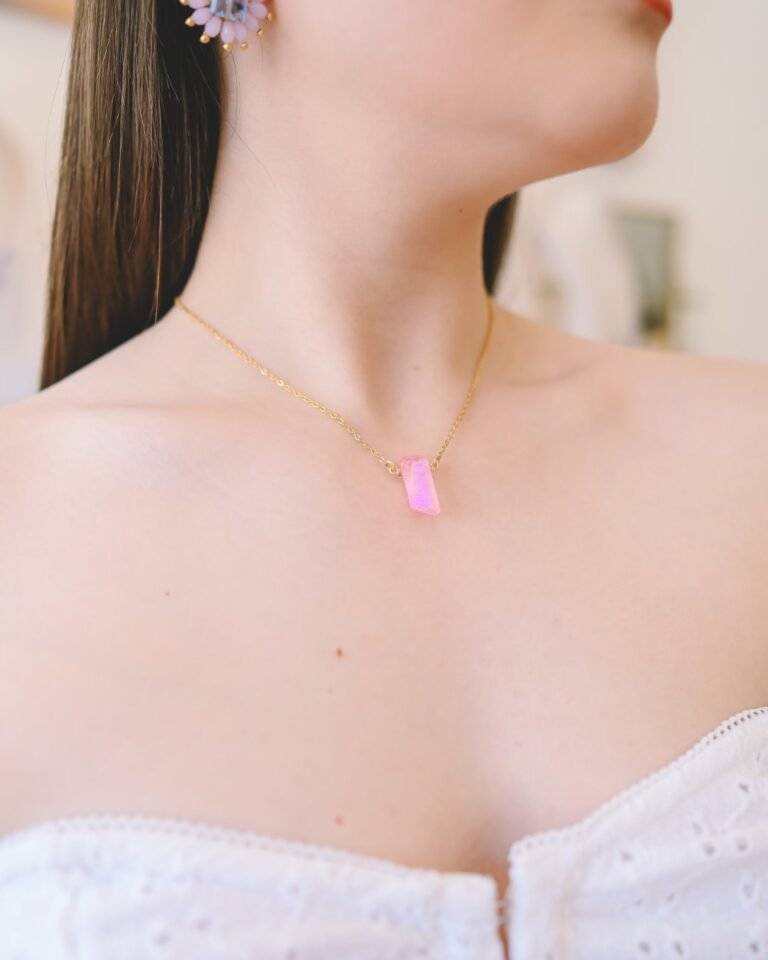 Look con arete rojo de Flor de Agua
